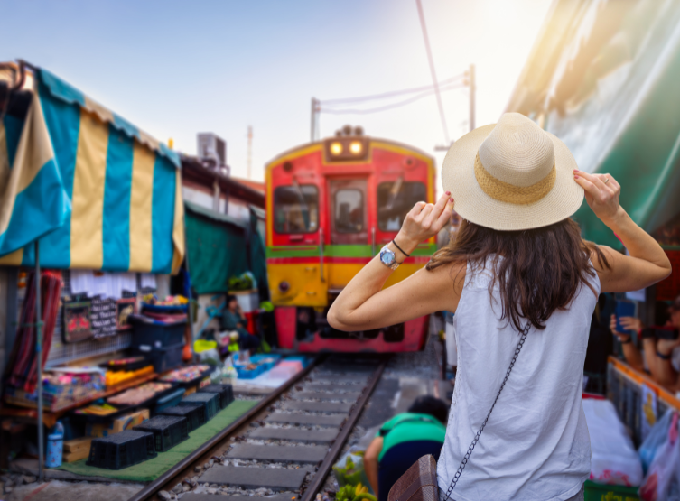 美功鐵道市場(推薦人氣小吃豬雜湯)→前往華欣→小瑞士綿羊牧場→渡假村 CHECK IN→華欣夜市 (周末可以逛蟬鳴夜市、其他日期華欣夜市)