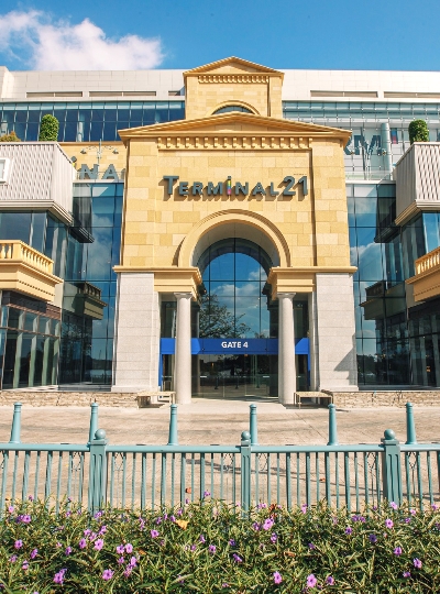 桃園→曼谷→曼谷最新環遊世界主題購物中心TERMINAL 21 Rama 3(可欣賞河岸景觀)→昭披耶公主號遊河晚餐→RED SKY 星空酒吧(含一杯軟性飲品)