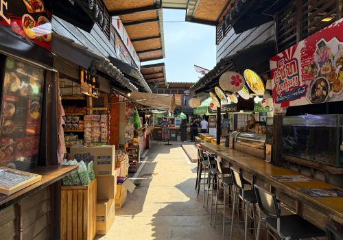 睡到自然醒→Central Pattaya 商場+超市採買→邦盛觀光探索(日本街、日式魚市場、海灘步行街)→火舞秀海邊餐廳(可自行點杯調酒Chill 一下)