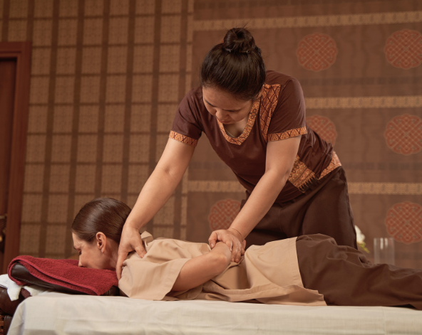 睡到自然醒&飯店自由活動→招牌泰式按摩90分鐘→泰國流水蝦吃到飽+非酒精性飲品暢飲→瑪雅風高空酒吧(現點現付,可欣賞DJ及火舞表演秀)