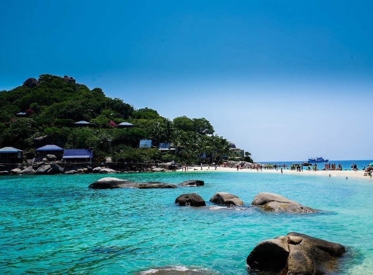 受酒店內度假時光、酒店泳池外就是查文海灘→蘇美島→曼谷(含BKK機場至DMK機場接送)→台北
