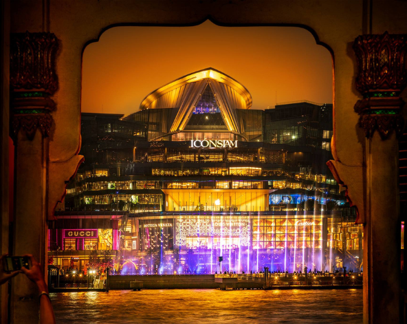 大皇宮+玉佛寺→Iconsiam 暹羅天地→傳統泰式按摩60分鐘→贈送:王權瑪哈納功大廈(挑戰78樓透明玻璃天空步道)→朱拉隆功大學美食一條街(推薦金浦魚粥、古早味冬蔭米粉湯、爆漿餐包等)