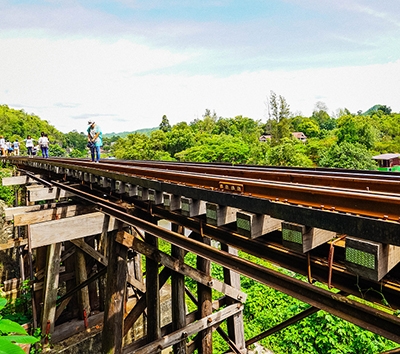 曼谷發車前往度假村 (中停景點 桂河大橋 & 河畔餐廳用餐、死亡鐵路精華路段+Krasae Cave洞中寺) →桂河碼頭→長尾船前往水上別墅→度假村內晚餐