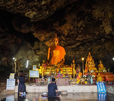 曼谷發車前往度假村 (中停景點 桂河大橋 & 河畔餐廳用餐、死亡鐵路精華路段+Krasae Cave洞中寺) →桂河碼頭→長尾船前往水上別墅→度假村內晚餐
