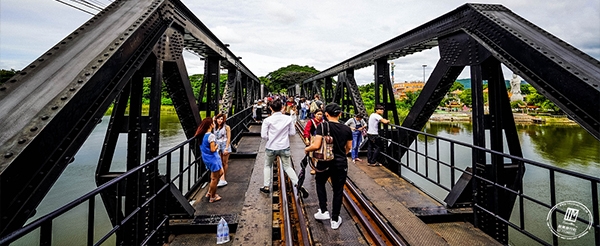 曼谷發車前往度假村 (中停景點 桂河大橋 & 河畔餐廳用餐、死亡鐵路精華路段+Krasae Cave洞中寺) →桂河碼頭→長尾船前往水上別墅→度假村內晚餐