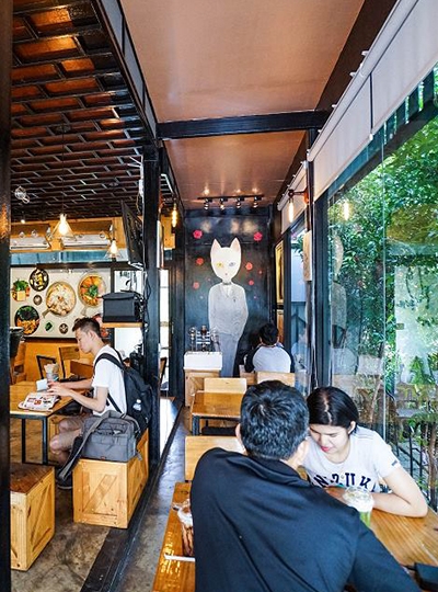 AMPHAWA經典遊→樹中廟→鐵路菜市場(體驗搭傳統復古火車)→KITTENS KOFFIE ARTS下午茶→安帕瓦黃昏水上市場→乘船夜訪螢火蟲