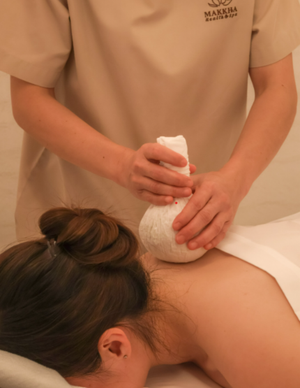 享用飯店早餐→Makkha Health 泰式草藥球按摩 60分鐘(可加價安排牛奶浴)→恰圖恰週末市集/ARI文創街區→森林系泰式餐廳