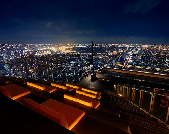 睡到自然醒→BIG C超市+中央百貨SHOPPING→愛侶灣泰式經典下午茶(兩人一套)→米其林指南 PLU 泰式料理→SKY BEACH ROOFTOP酒吧(門票自理)