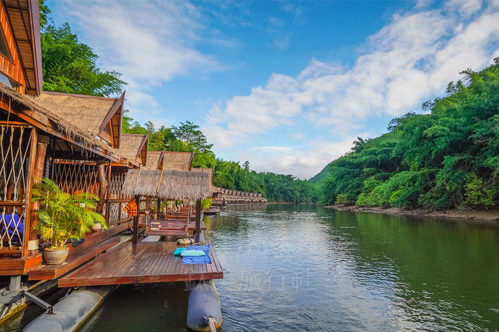 泰國旅遊推薦-北碧祕境。SKY BAR、桂河大橋、水上別墅五日